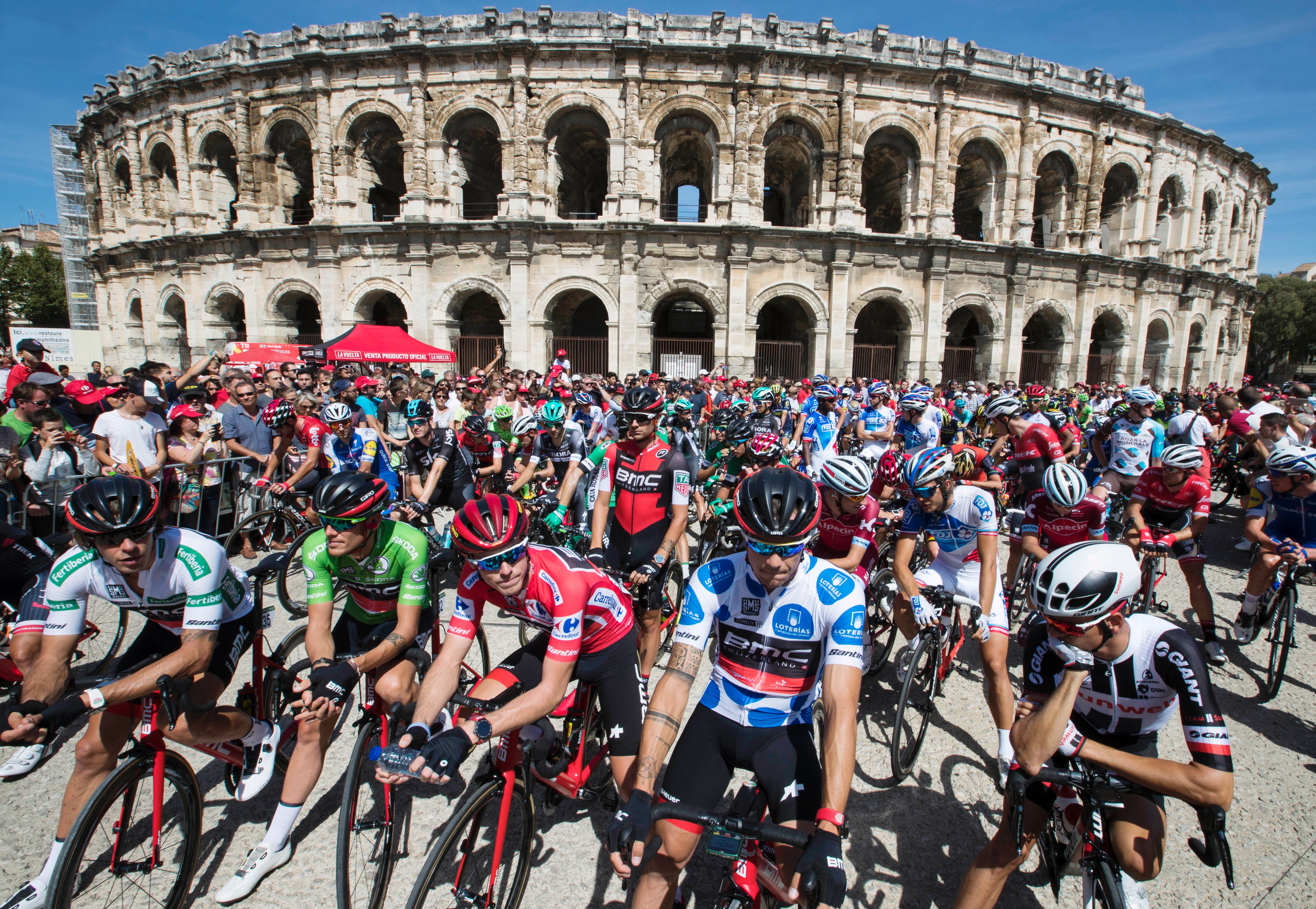 Dennis pirosban a 2017-es Vueltán.