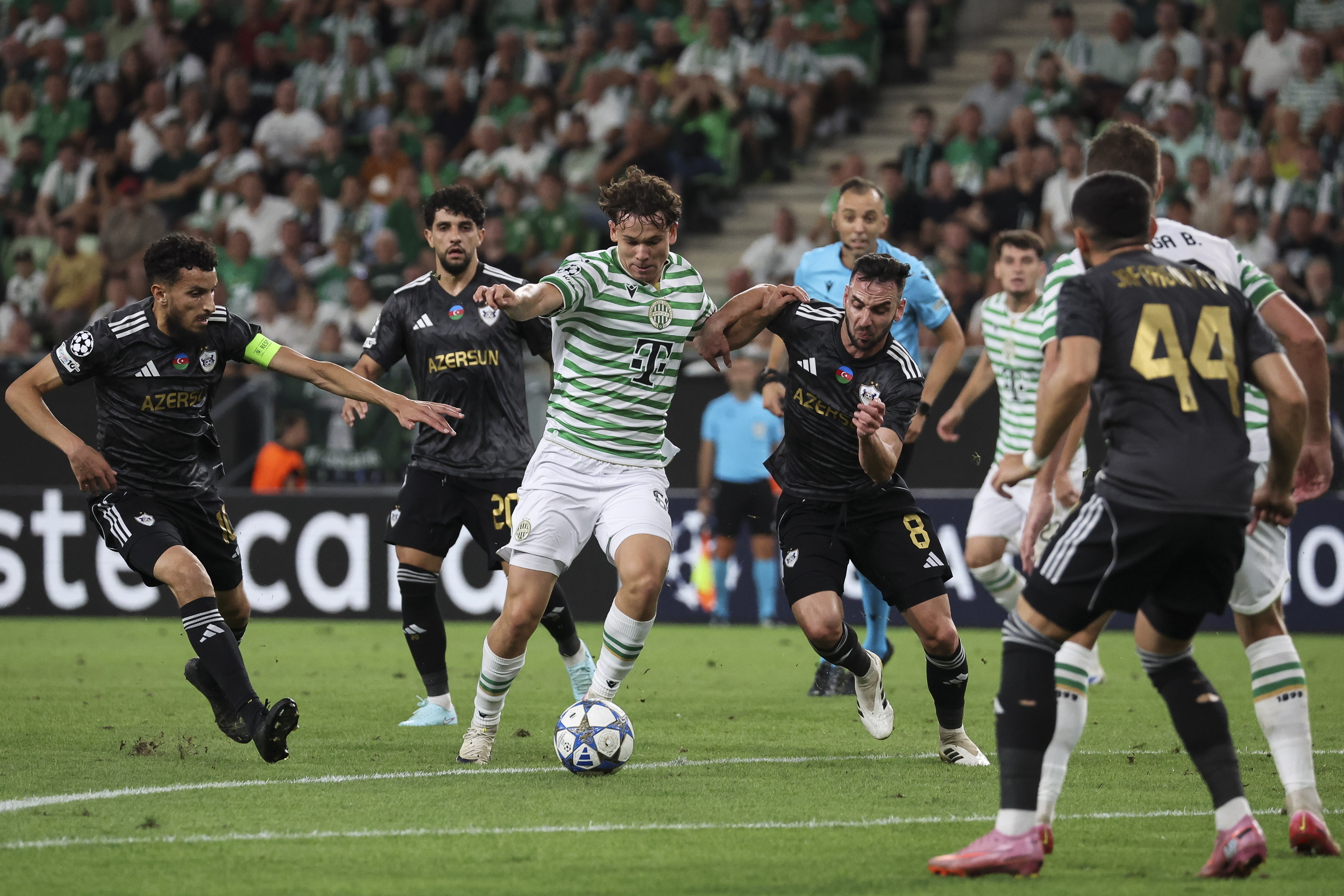 Tóth Alex, a Ferencváros (b3) és Marko Jankovic, a Qarabag játékosa (j4) a labdarúgó Bajnokok Ligája selejtezőjének negyedik fordulójában játszott Ferencvárosi TC - Qarabag mérkőzésen a Groupama Arénában 2025. augusztus 19-én. MTI/Hegedüs Róbert