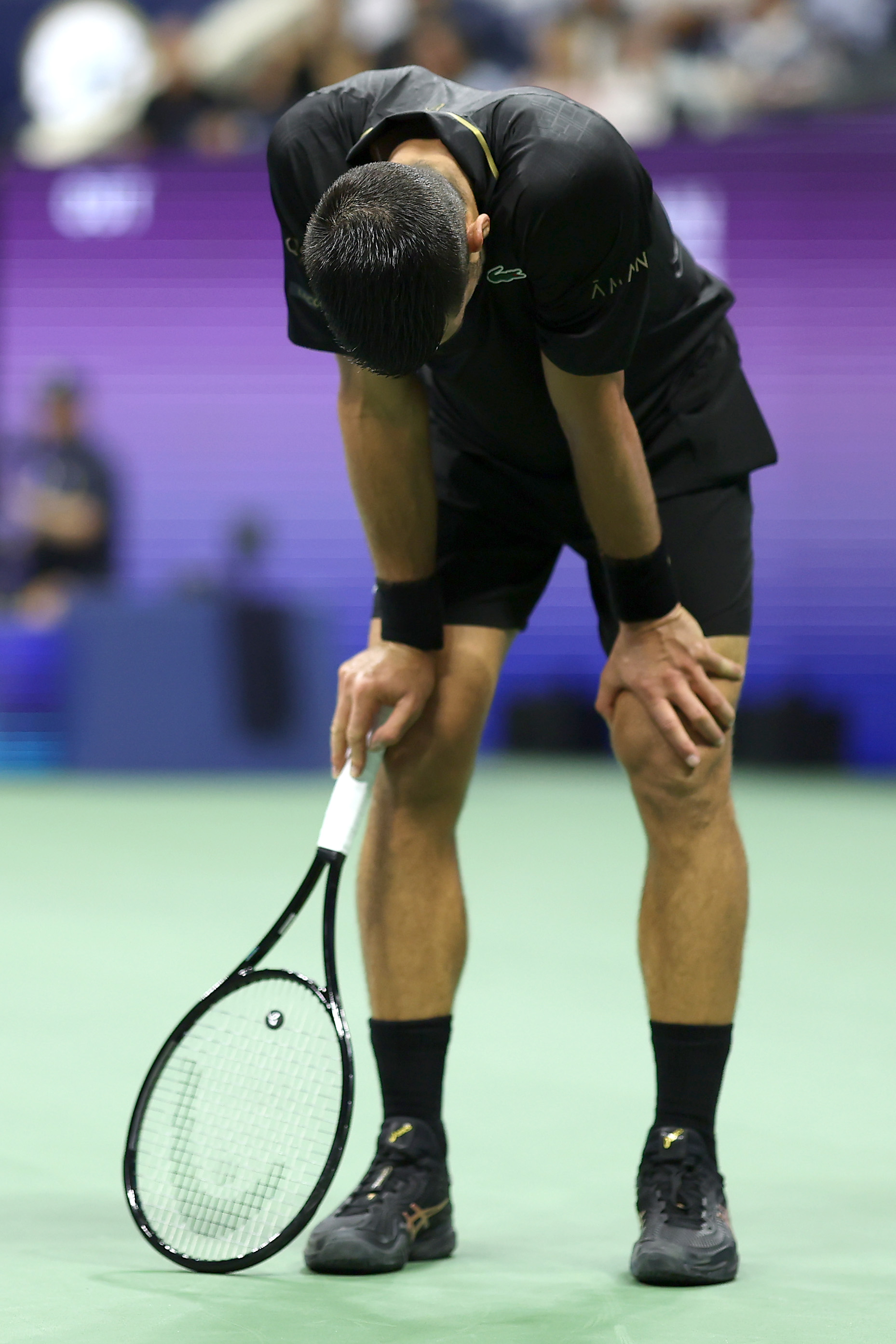 Djokovic sulle ginocchia durante il secondo set contro Tien allo US Open 2025