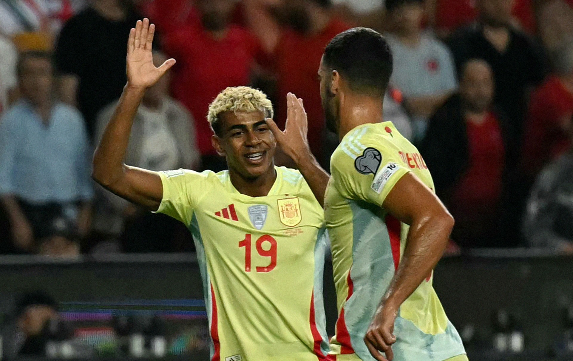 Mikel Merino festeggia Lamine Yamal durante Turchia-Spagna