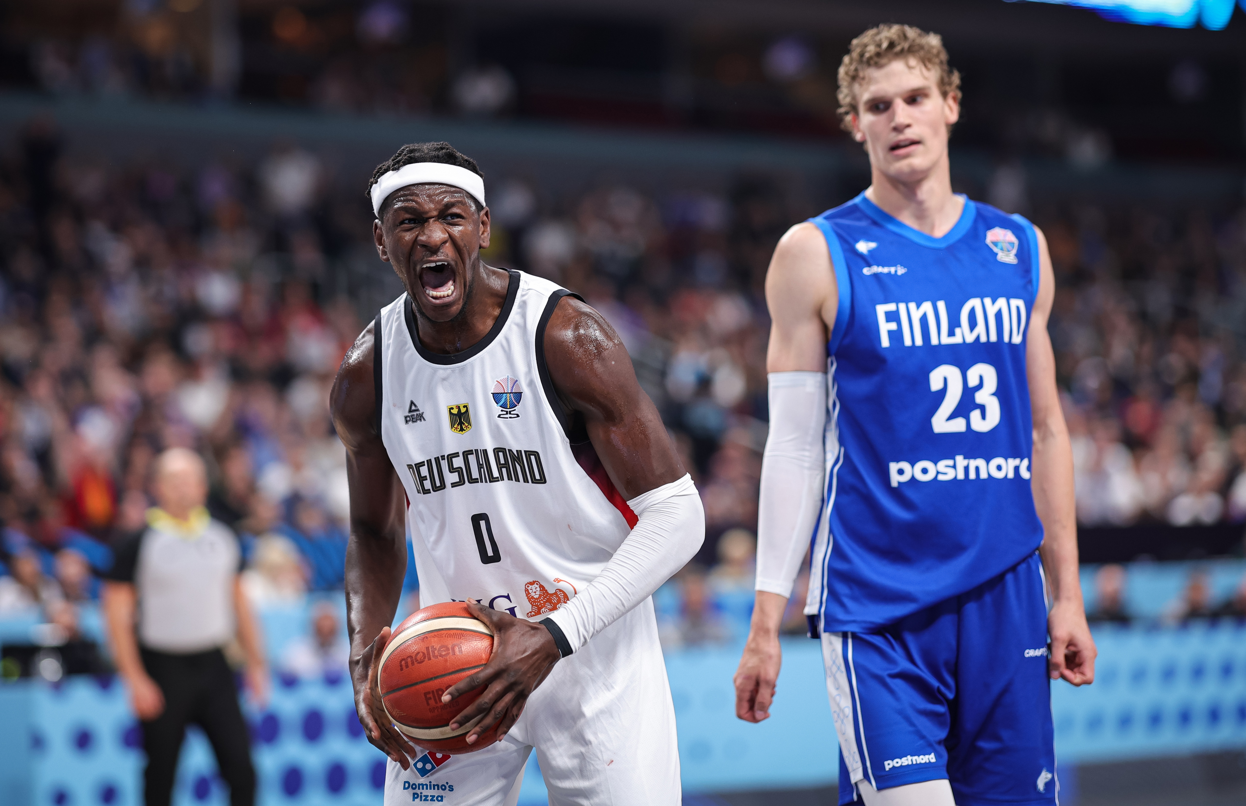 Isaac Bonga festeggia davanti a Lauri Markkanen