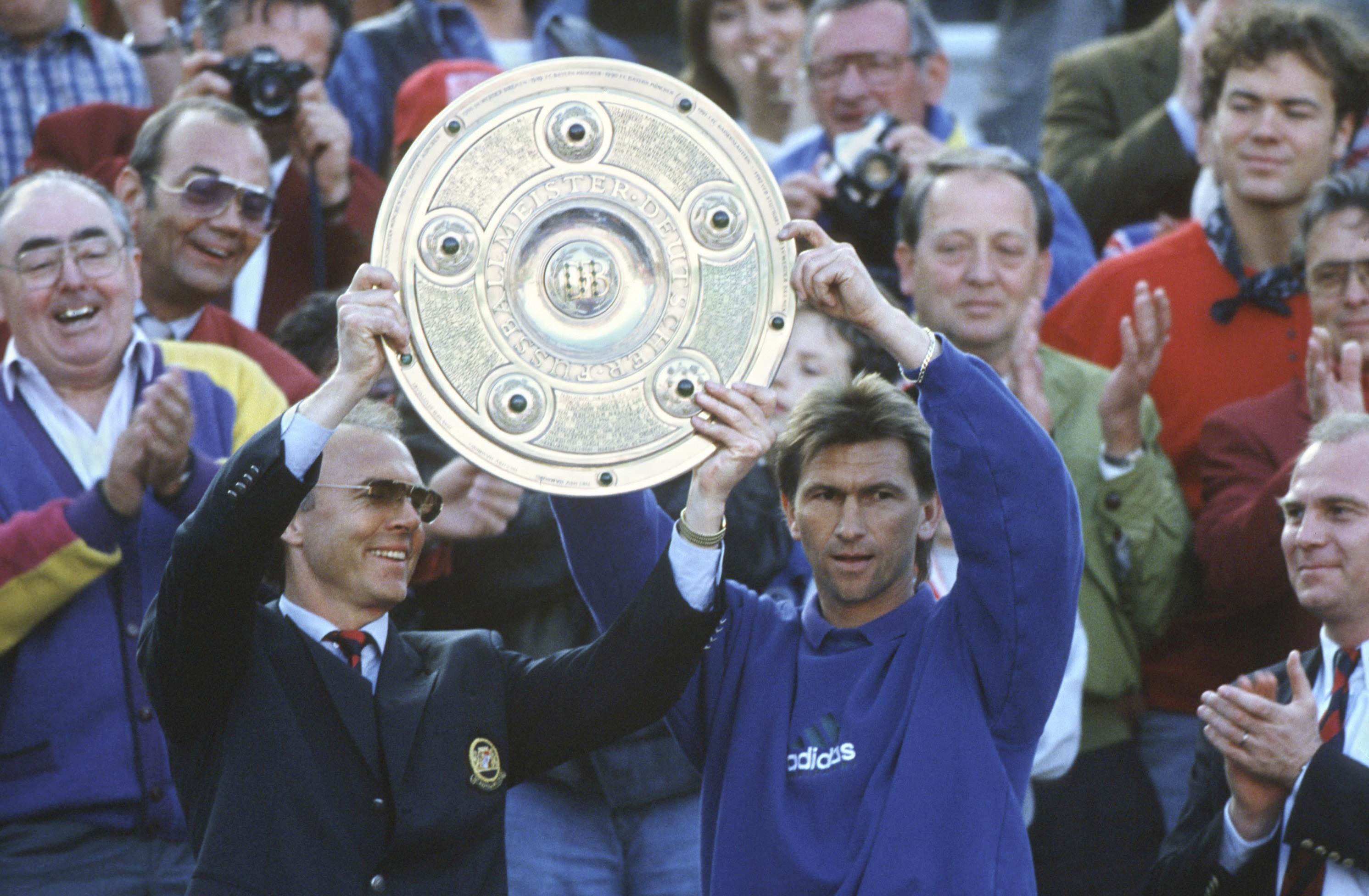 Klaus Augenthaler feiert zusammen mit Franz Beckenbauer die Meisterschaft 1994 - Uli Hoeneß freut das.