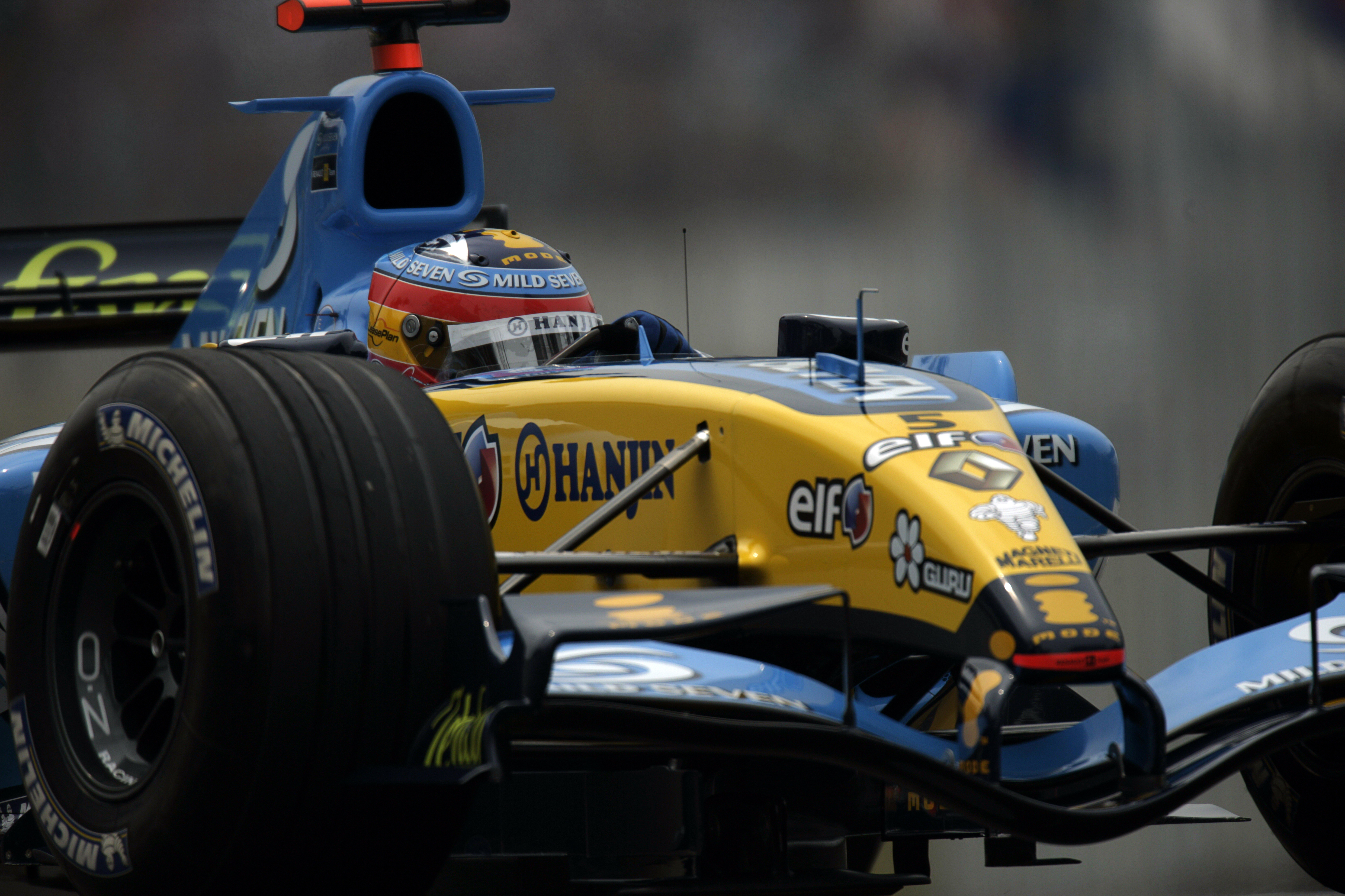 Alonso a los mandos de su mítico Renault en Brasil 2005