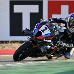 'Nose to tail across the line' - Razgatlioglu makes it 13 wins in a row with narrow Race 1 victory