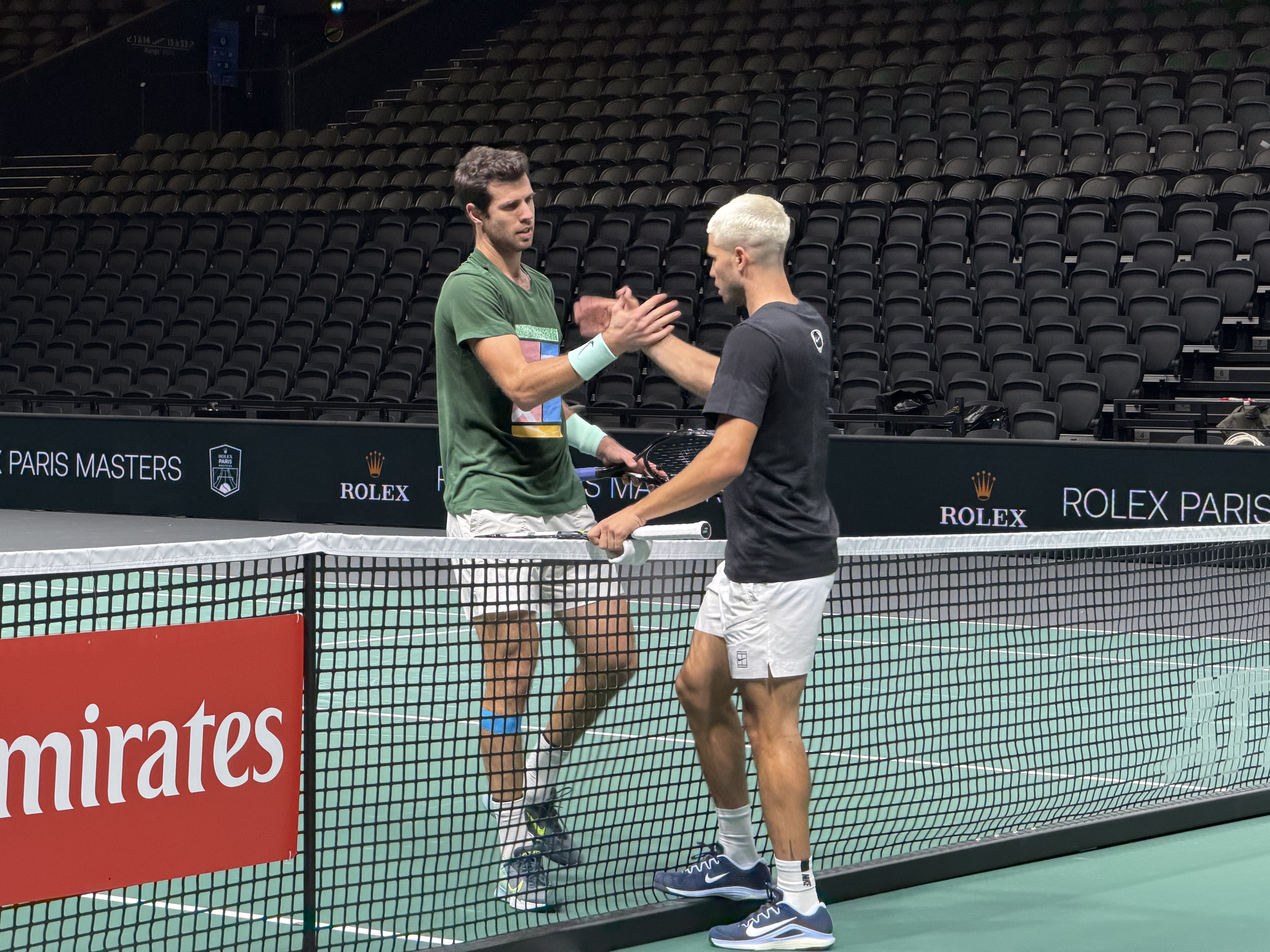 Alcaraz y Khachanov se saludan tras entrenarse juntos en París (Germán Abril)