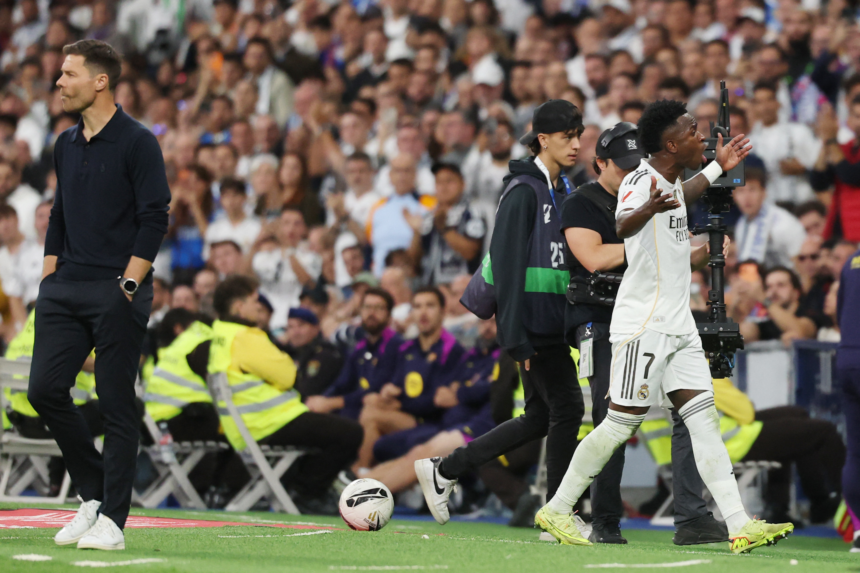 Xabi Alonso y Vinícius tras su momento de tensión en el Clásico