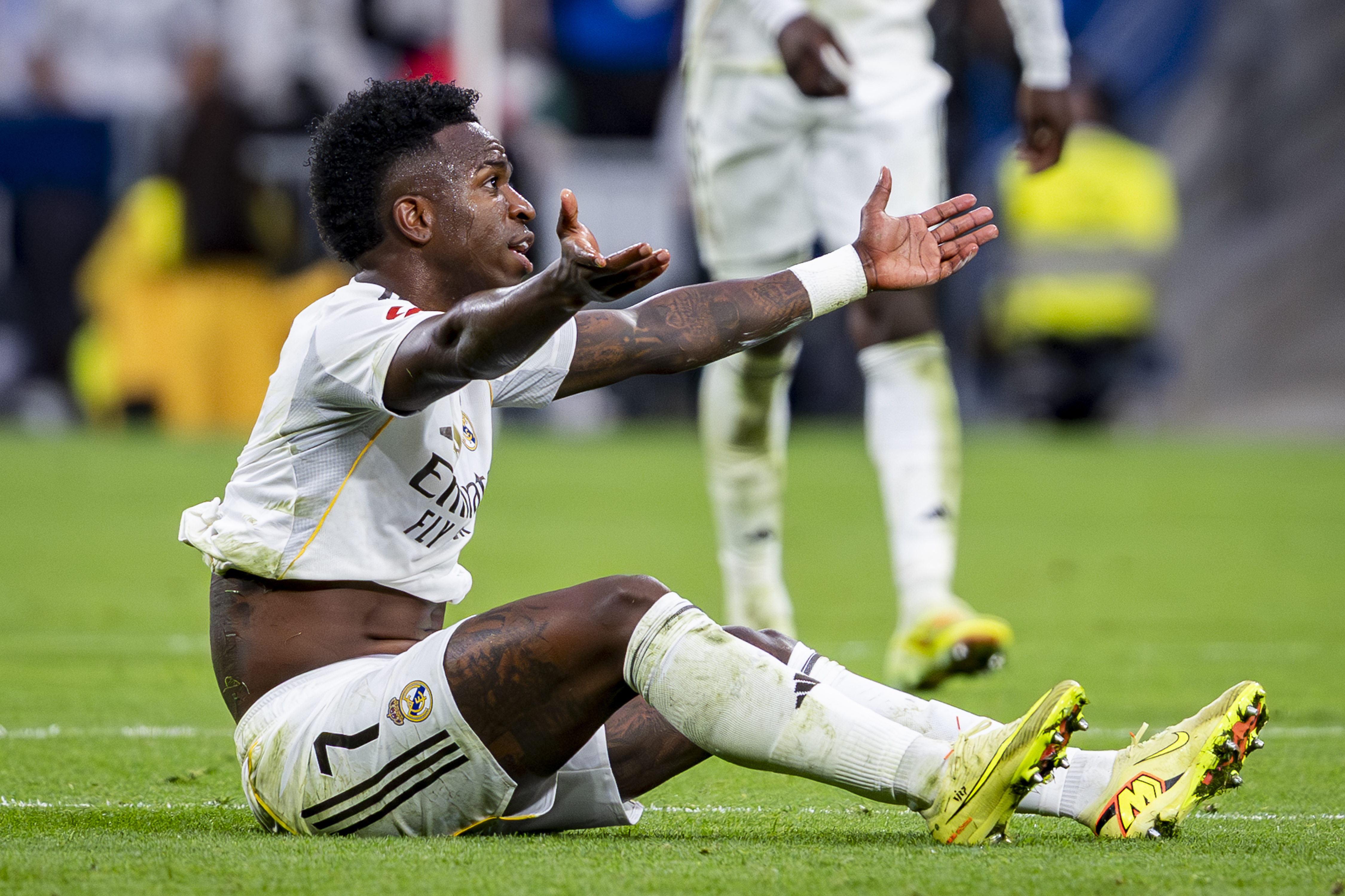 Vinícius protesta durante el Clásico