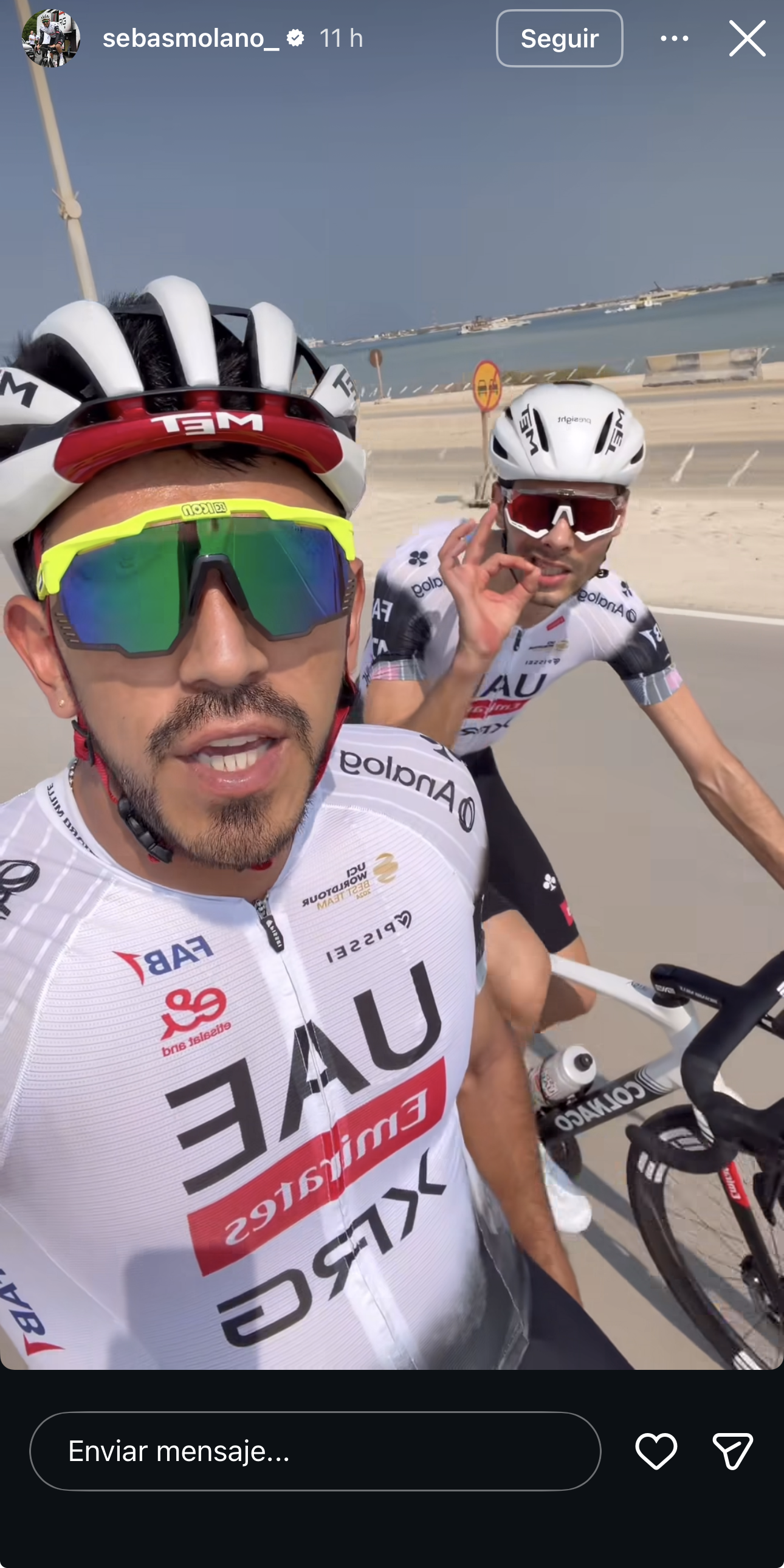 Baroncini, sonriente y bromista al volver a subirse a la bici