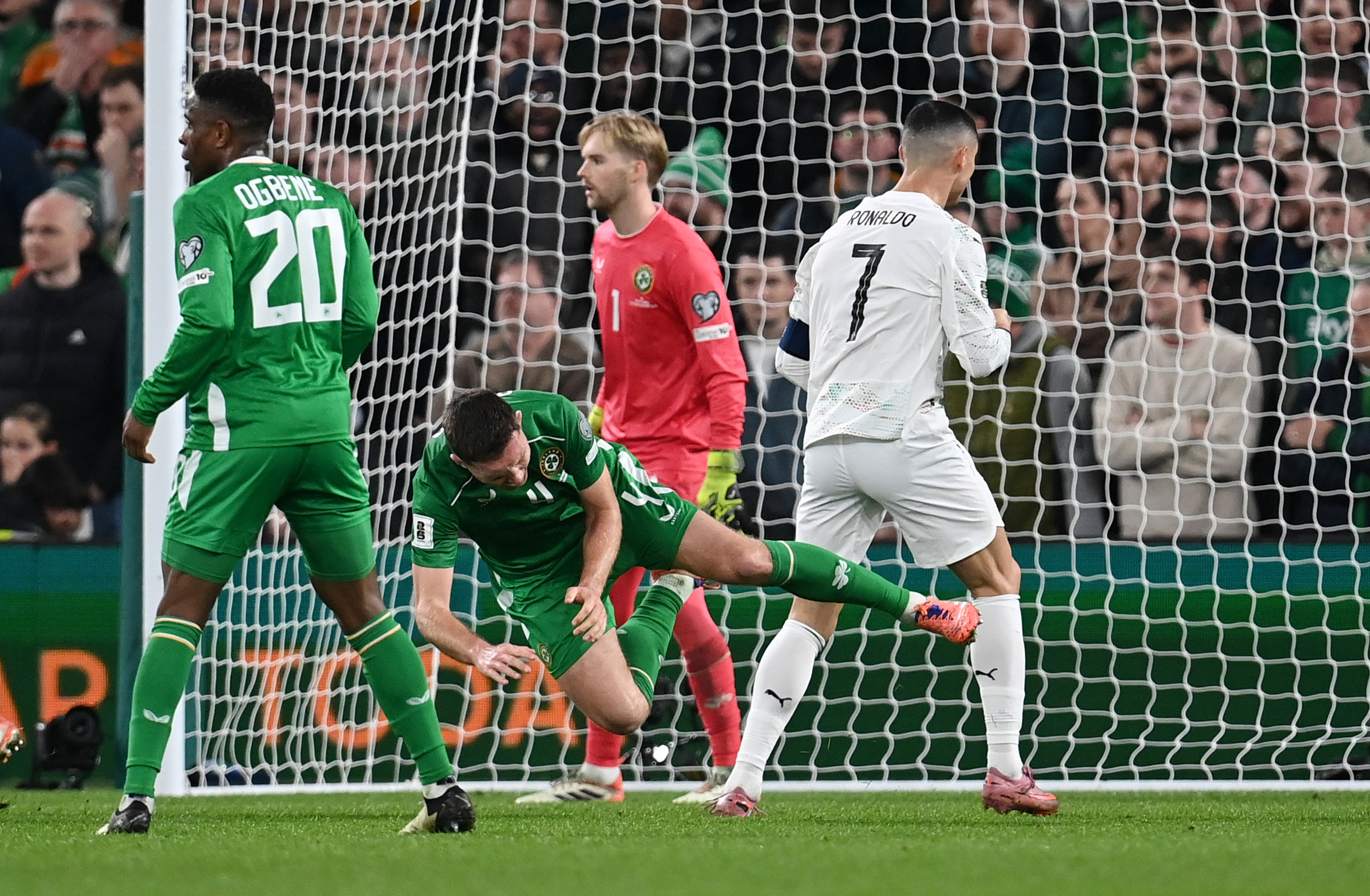 Dara O'Shea ging im Duell mit Cristiano Ronaldo zu Boden.