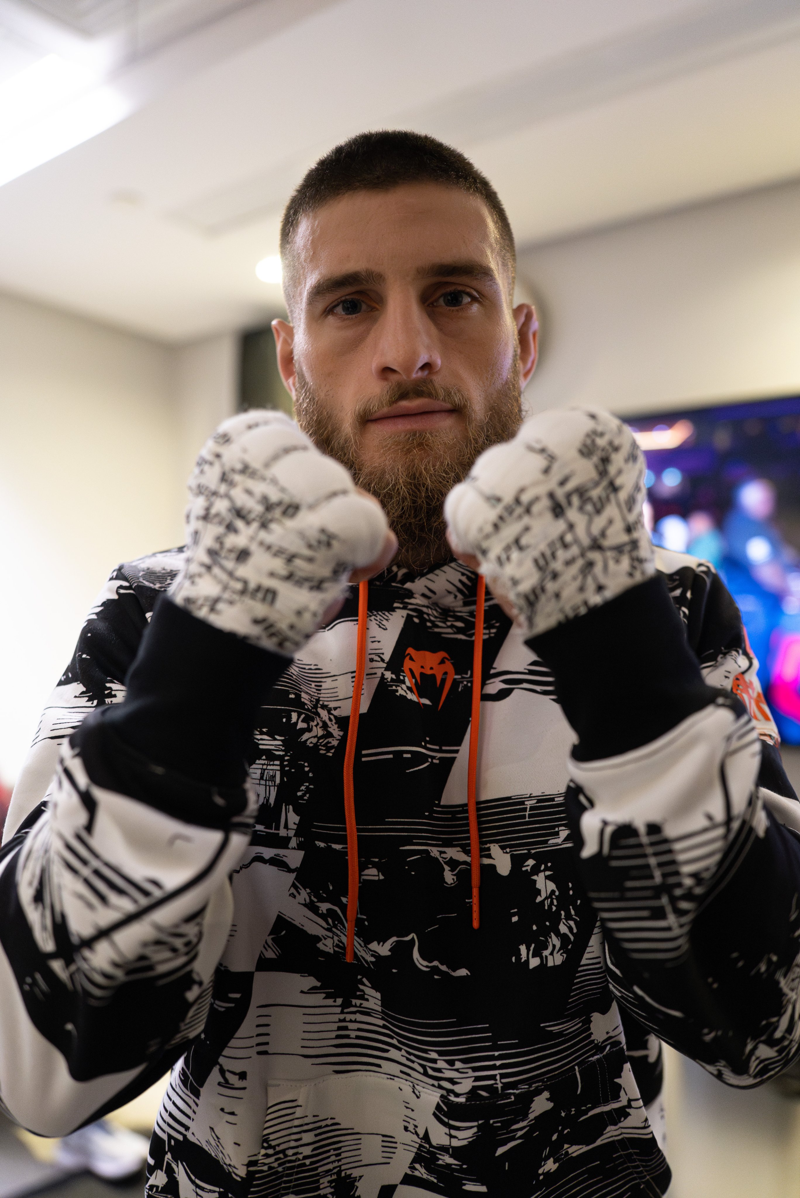 La última imagen de Aleksandre Topuria antes de subirse al octógono de UFC Qatar.