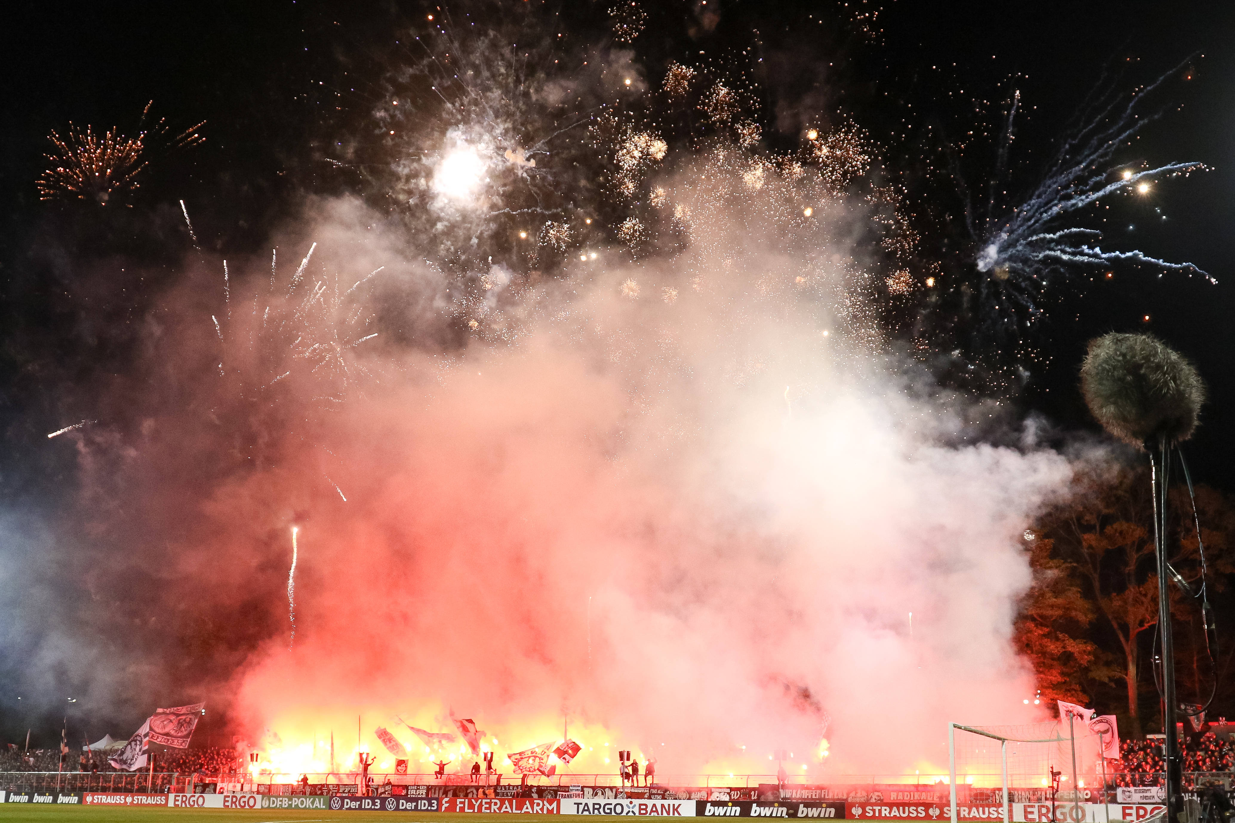 Racowisko w sektorze gości na meczu Kolonia - Eintracht Frankfurt