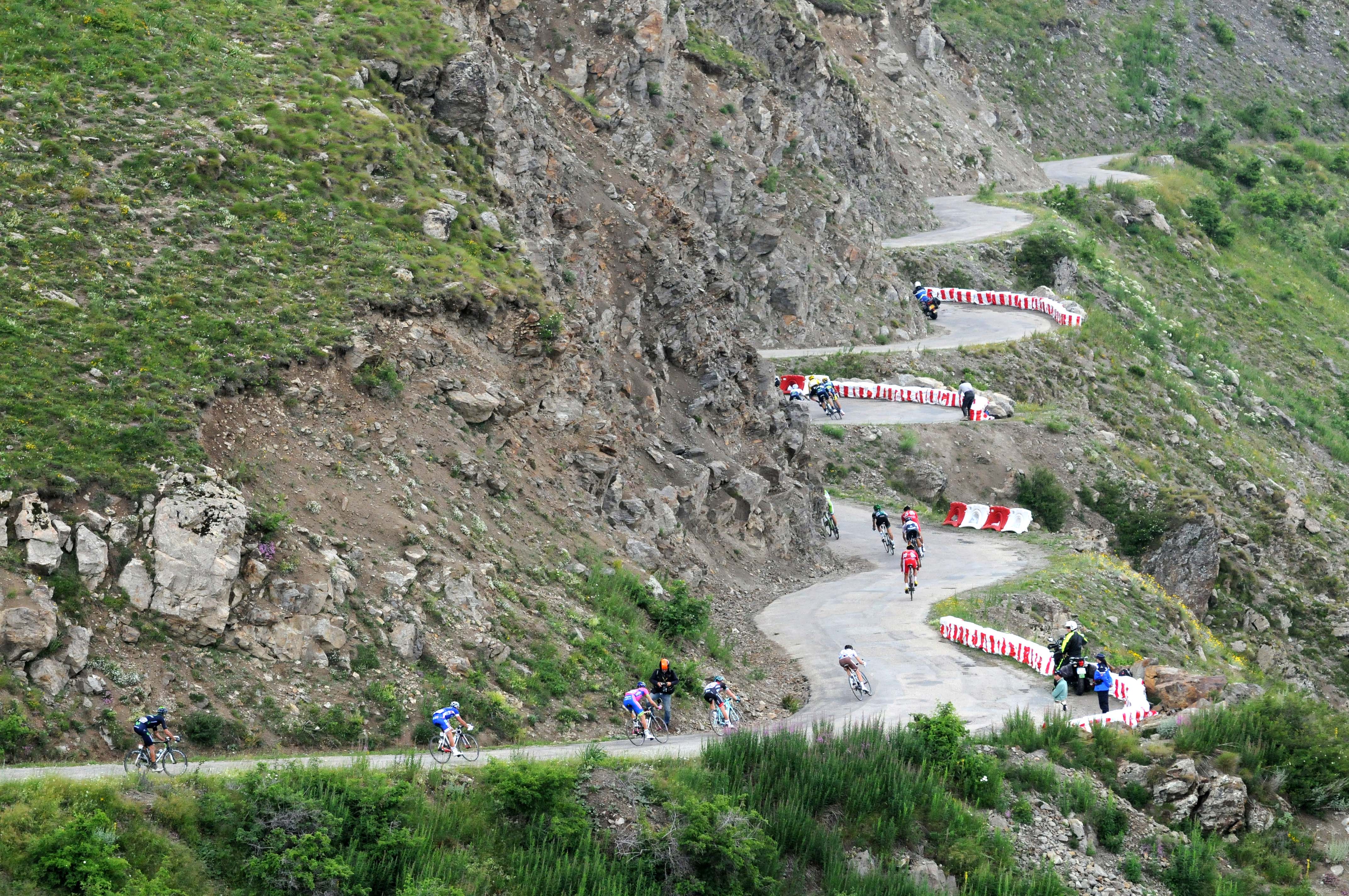 Fahrer am Col de Sarenne bei der Tour de France 2013