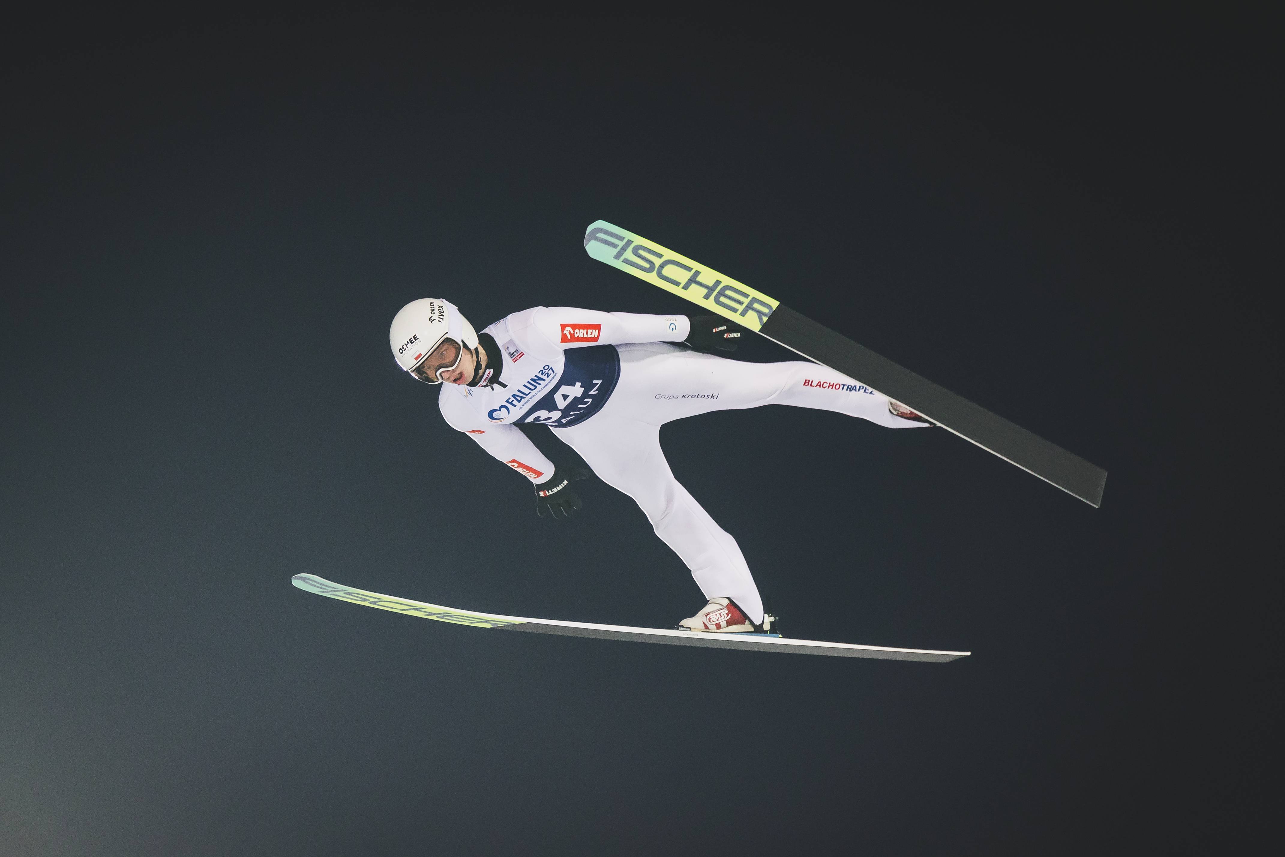 Szybuje Kacper Tomasiak (fot. EXPA/NEWSPIX.PL)