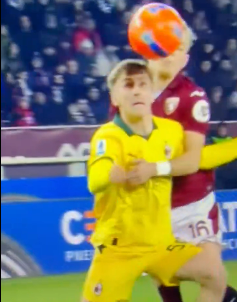 La trattenuta di Pedersen ai danni di Saelemaekers (credit DAZN)