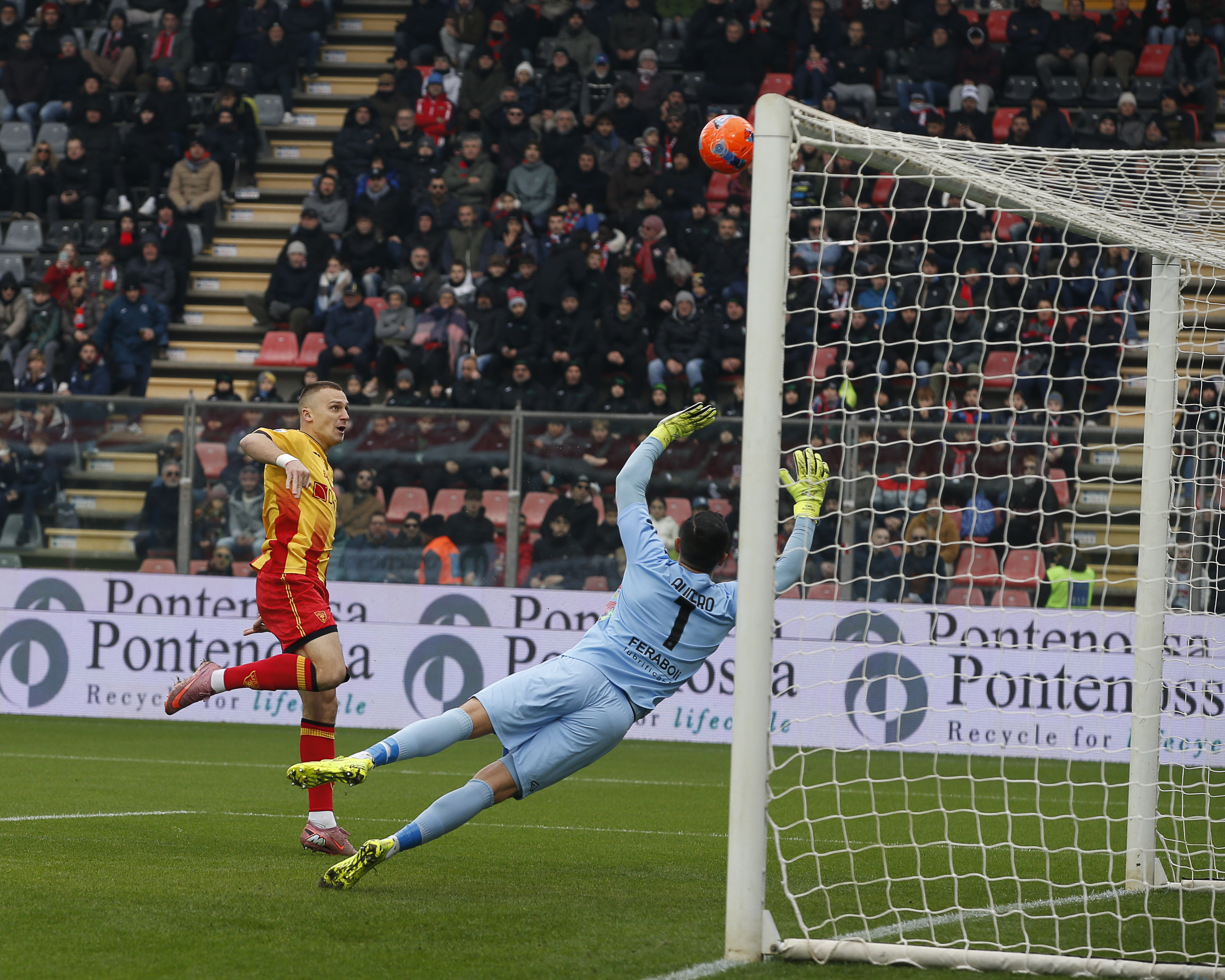 Il pesante erroraccio sottoporta di Nikola Stulic contro la Cremonese, l'attaccante giallorosso dopo 13 partite in A è ancora a secco di gol