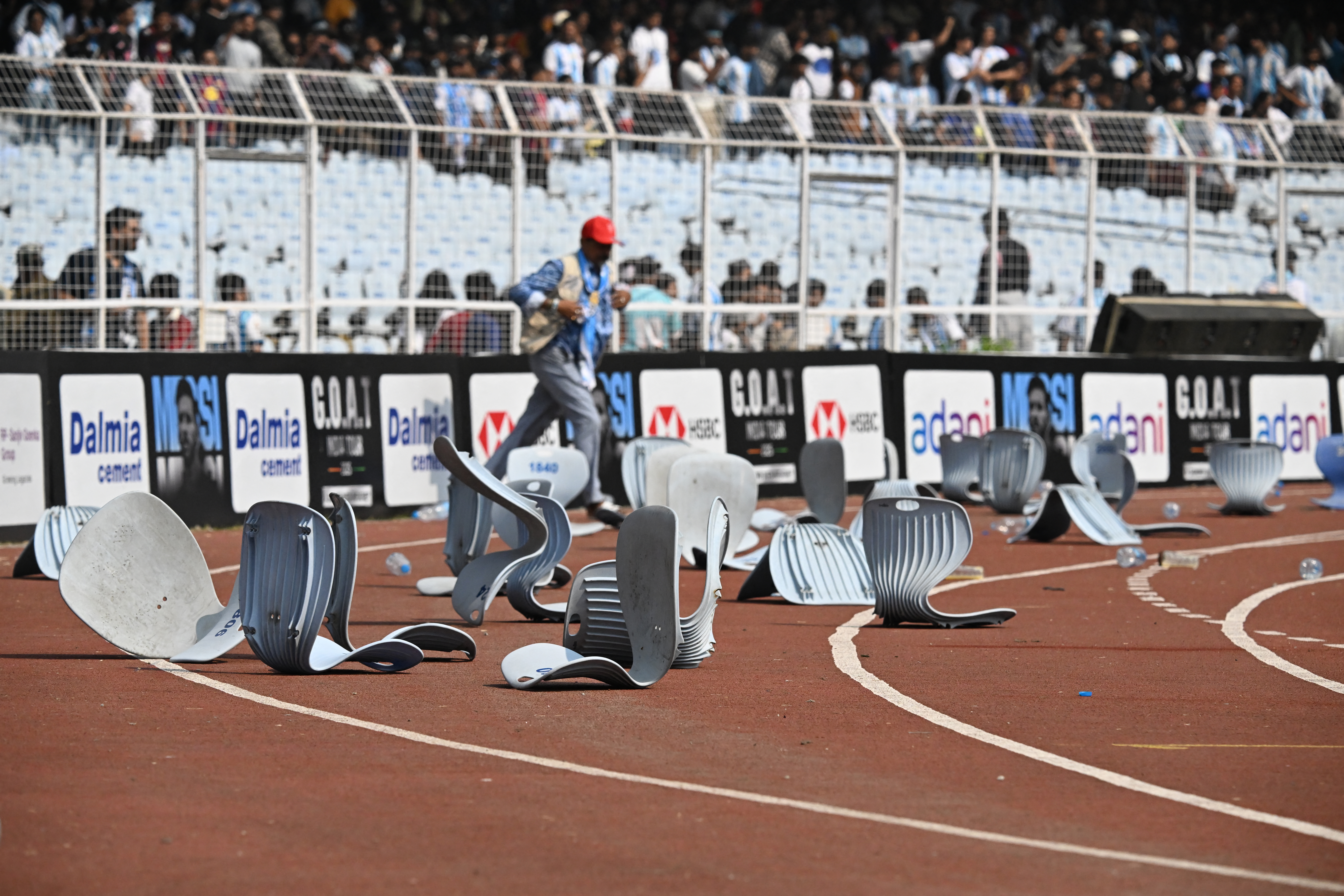 Z trybun poleciały powyrywane krzesełka