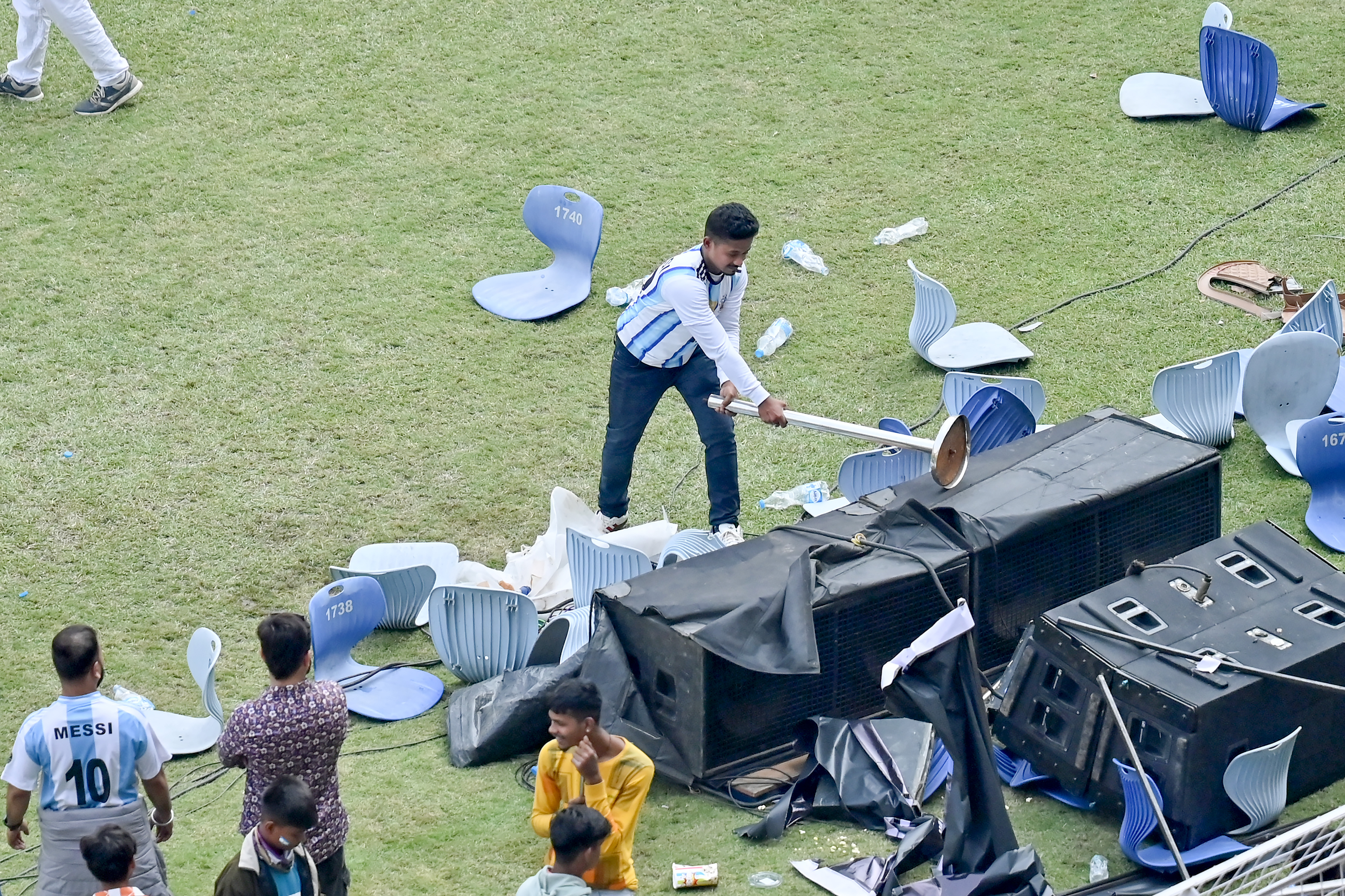 Wściekły kibic demoluje stadion w Kalkucie