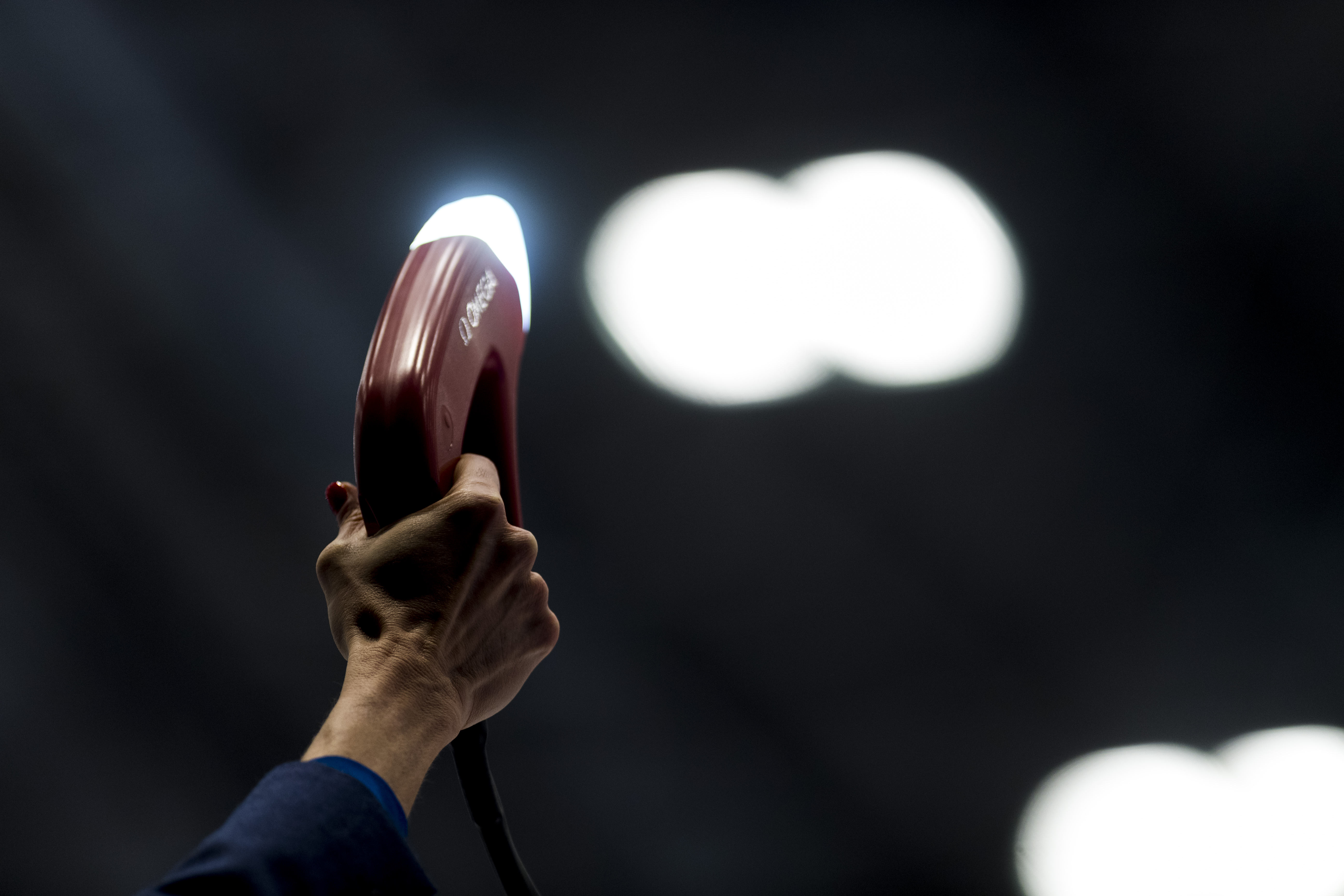 Pistolet startujący podczas zawodów panczenistów