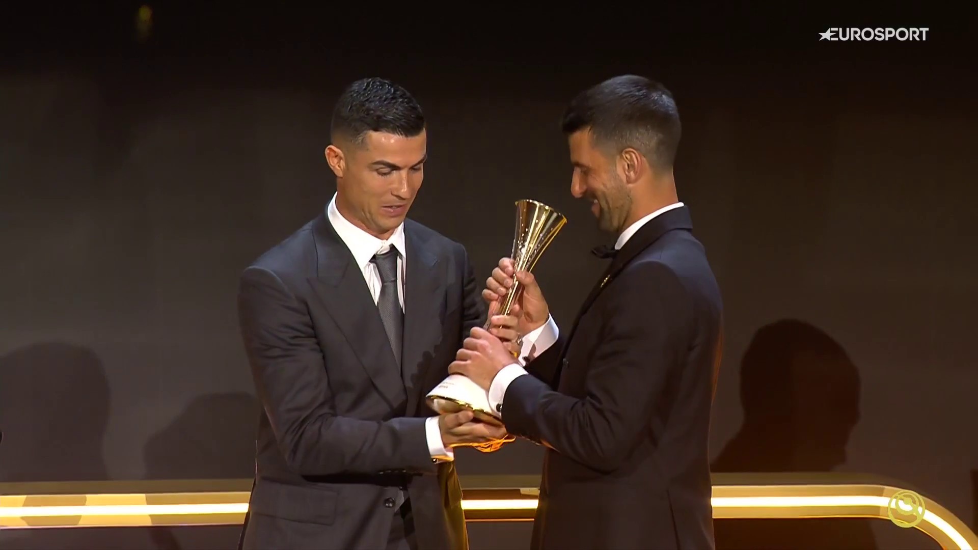 Novak Djokovic recibe su Globe Sports Award de manos de Cristiano Ronaldo.