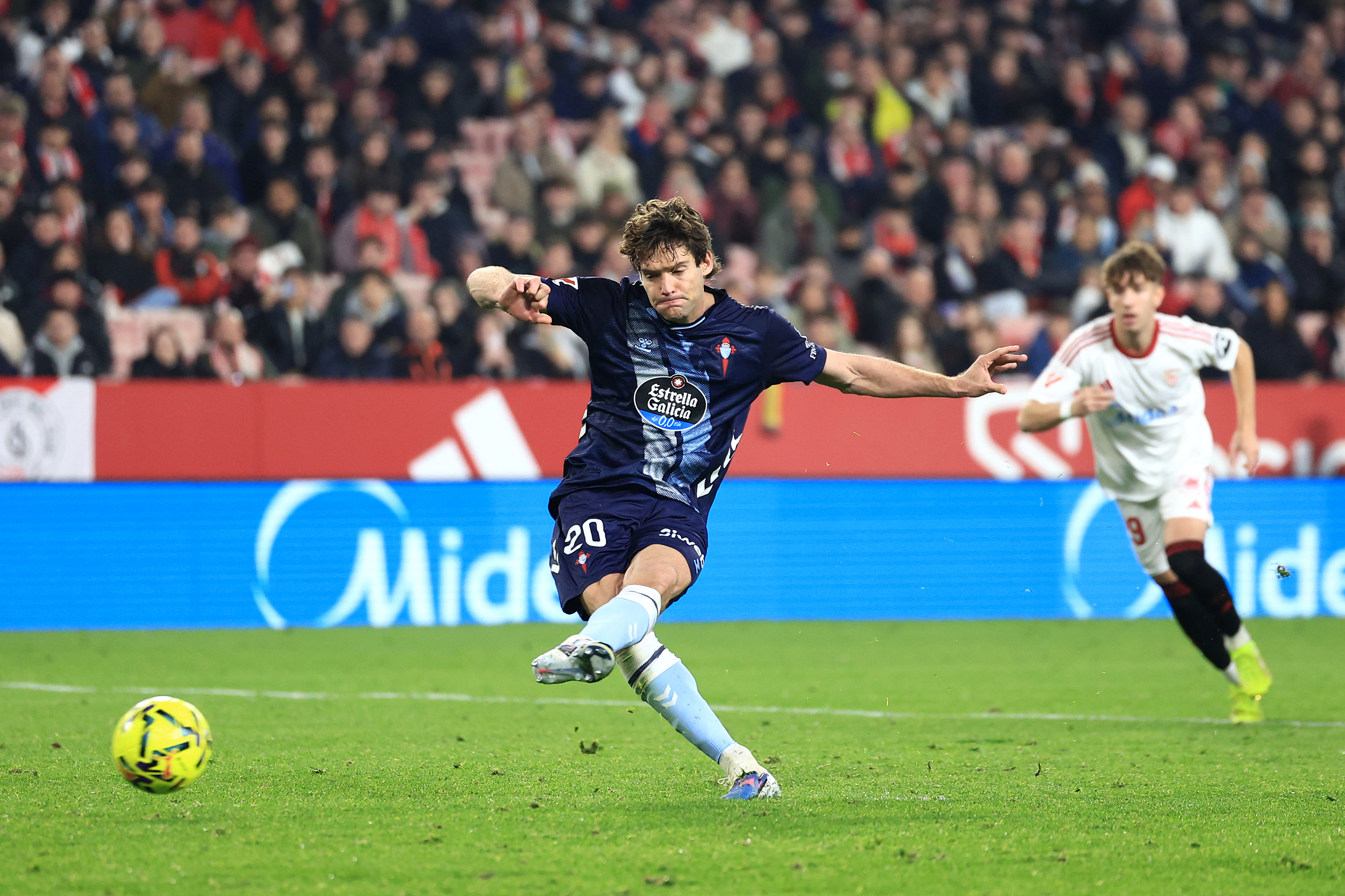 El gol de Marcos Alonso en el Sevilla-Celta.