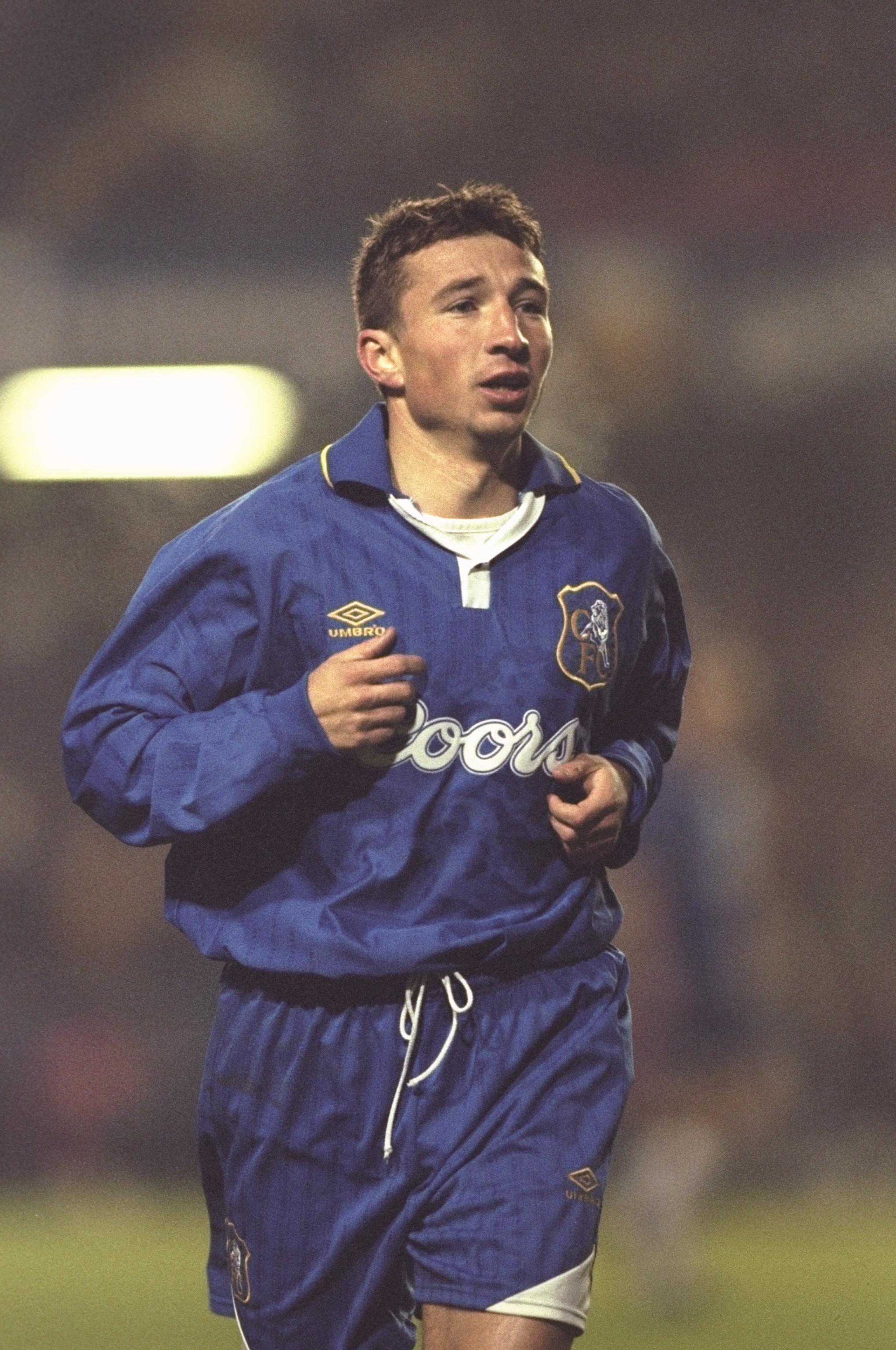 Dan Petrescu, într-un meci jucat de Chelsea cu Liverpool (1997)