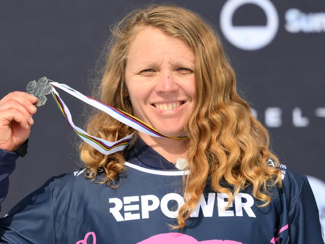 Charlotte Bankes storms to sublime World Cup gold in Dongbeiya ahead of  Winter Olympics bid - TNT Sports