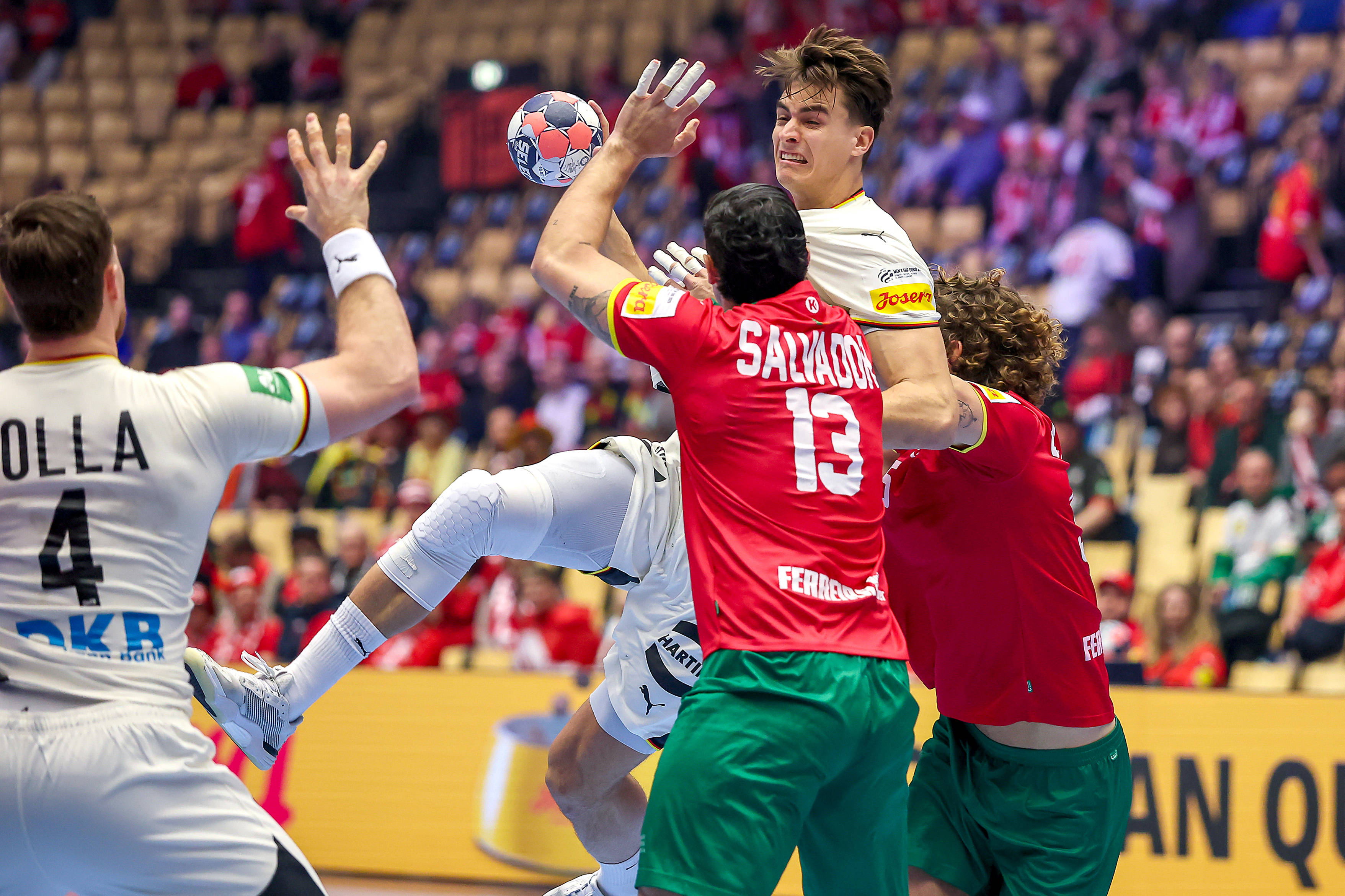 Deutschland tut sich im ersten Durchgang gegen Portugal schwer.