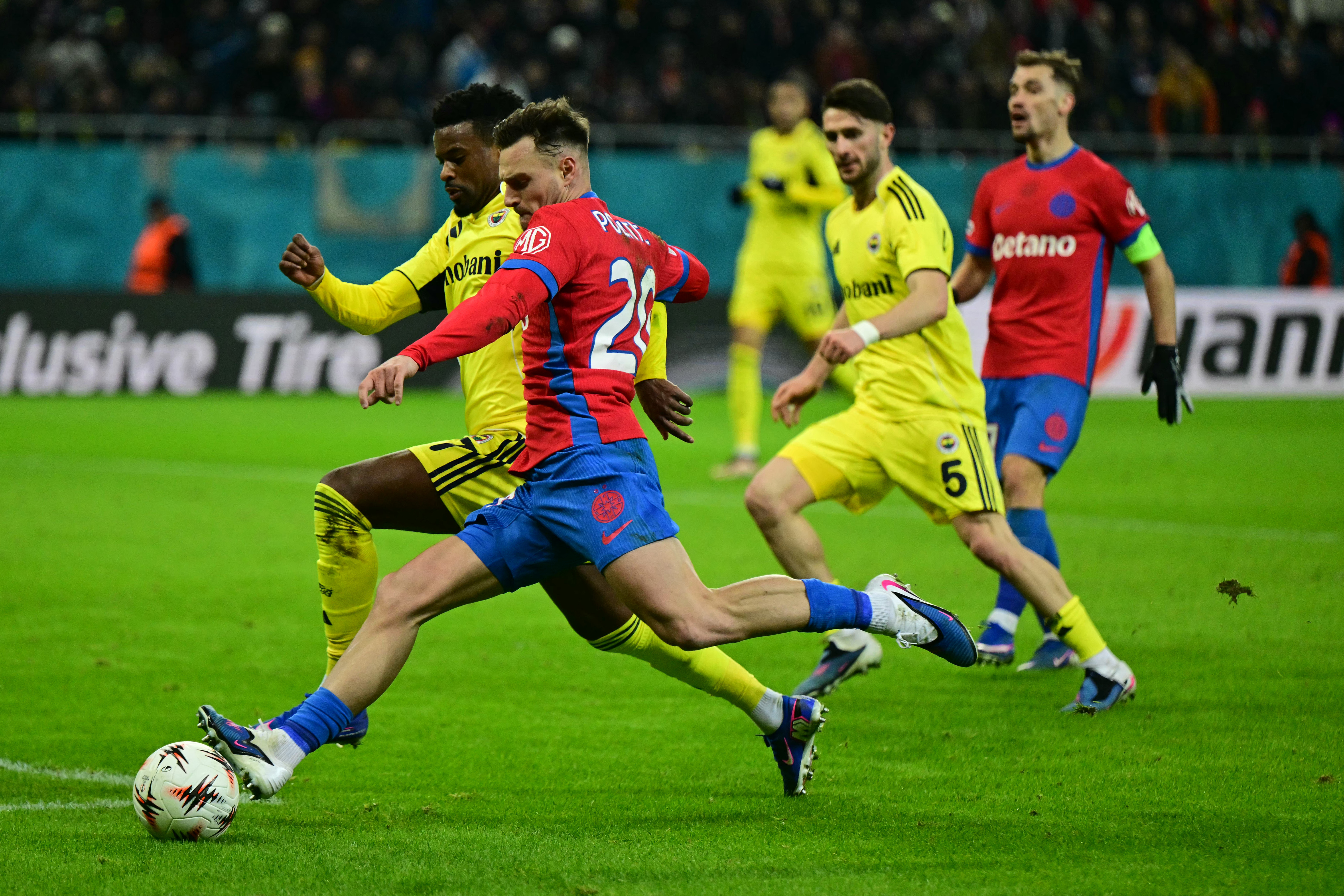 Dennis Politic, în duel cu Nelson Semedo (FSCB - Fenerbahce)
