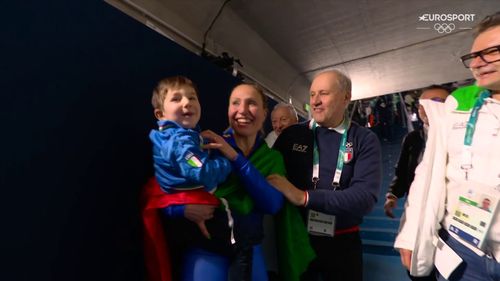 Francesca Lollobrigida świętuje z synem złoty medal na 3000 m kobiet na ZIO 2026 Mediolan - Cortina