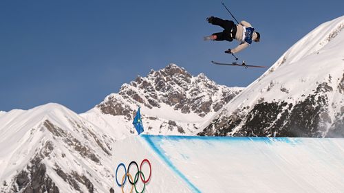 A levegőben veszítette el a sílécét Sarah Höfflin: ijesztő jelenetek a slopestyle selejtezőjében