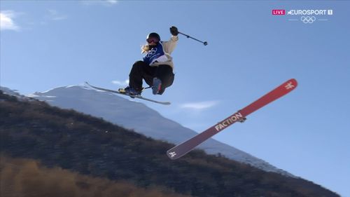¡Höfflin pierde un esquí en pleno vuelo! El escalofriante momento que por suerte quedó en un susto