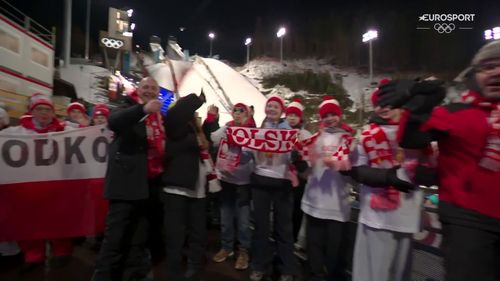 Polscy kibice przed konkursem olimpijskim na skoczni normalnej kobiet podczas ZIO Mediolan - Cortina