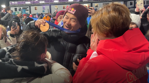 Yiming Su protagoniza uno de los momentos más tiernos: Cuelga el bronce en el cuello de sus padres