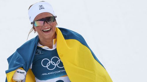 Karlsson arrasa en el esquiatlón: Campeona olímpica por primera vez en una exhibición de Suecia