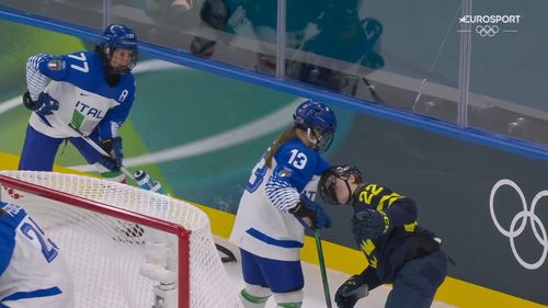 "Coś się zaplątało". Nieoczekiwana scena w meczu hokeja Szwecja - Włochy