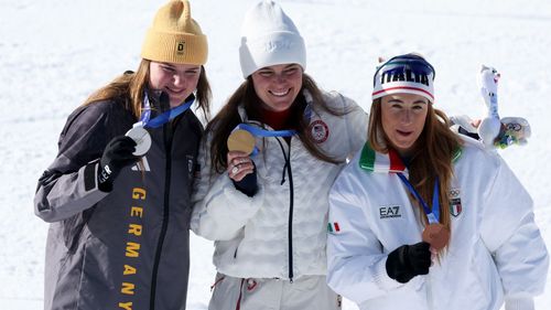 Siegerehrung: Aicher strahlt mit Silbermedaille um die Wette