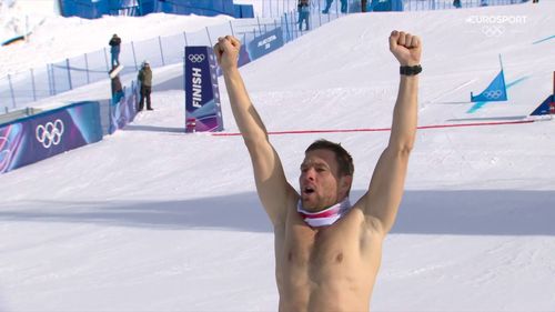 Karl n'a pas peur du froid après sa médaille d'or : la célébration dénudée de l'Autrichien 