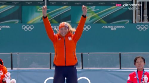 Jutta Leerdam krijgt haar gouden medaille op het podium na de olympische titel op de 1.000 meter