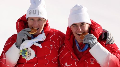 La espectacular actuación de Nef vale un oro y un emotivo abrazo con el doble campeón Von Allmen