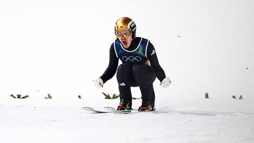 Raimund, fa il colpaccio sul trampolino piccolo! Rivivi il salto che gli regala l'oro