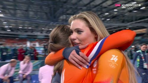 Jutta Leerdam en Femke Kok omhelzen elkaar na olympische records - goud en zilver voor Nederland