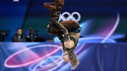 Hátraszaltó, kvadra-varázslat, magabiztos vezetés - Ilia Malinin az élről várja a kűröket