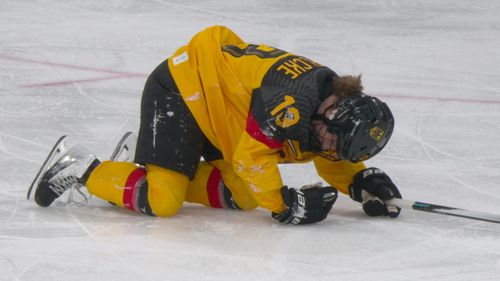 De Duitse Luisa Welcke krijgt nota bene van teamgenote Charlott Schaffrath een puck tegen haar hoofd