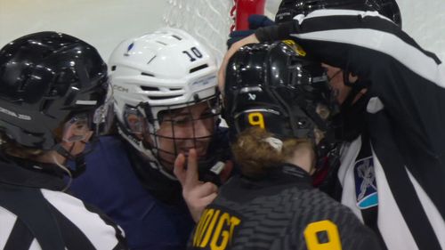 Unzertrennlich bei Olympia! Kuriose Eishockey-Szene zwischen Voigt und Leclerc