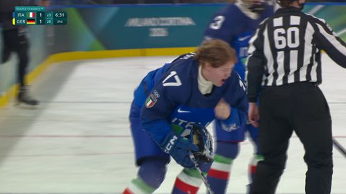 Matilde Fantin verlaat bloedend de ijsbaan - krijgt vervolgens straf wegens te harde botsing