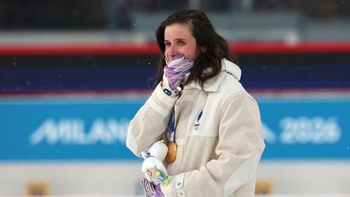 Simon submergée par l'émotion pendant sa Marseillaise