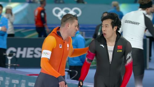 Elképesztő dráma: az éremért harcolt a holland gyorskorcsolyázó, de a kínai ellenfele feltartotta