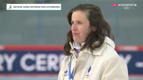 Simon submergée par l'émotion pendant sa Marseillaise