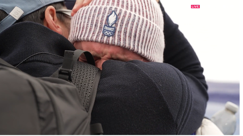 Allègre fond en larmes dans les bras de Clarey