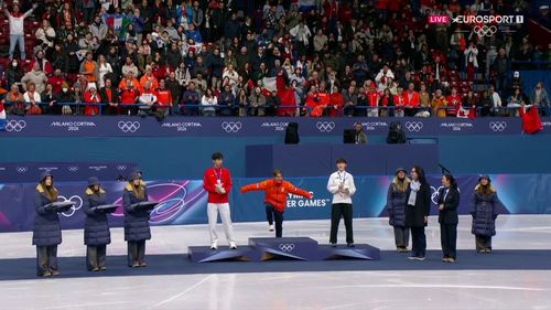 Jens van 't Wout neemt zijn medaille in ontvangst en hoort het Wilhelmus